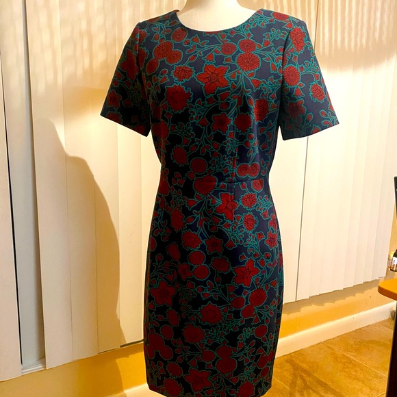 J. Crew Dresses & Skirts - Beautiful and flattering dress for work or fun.